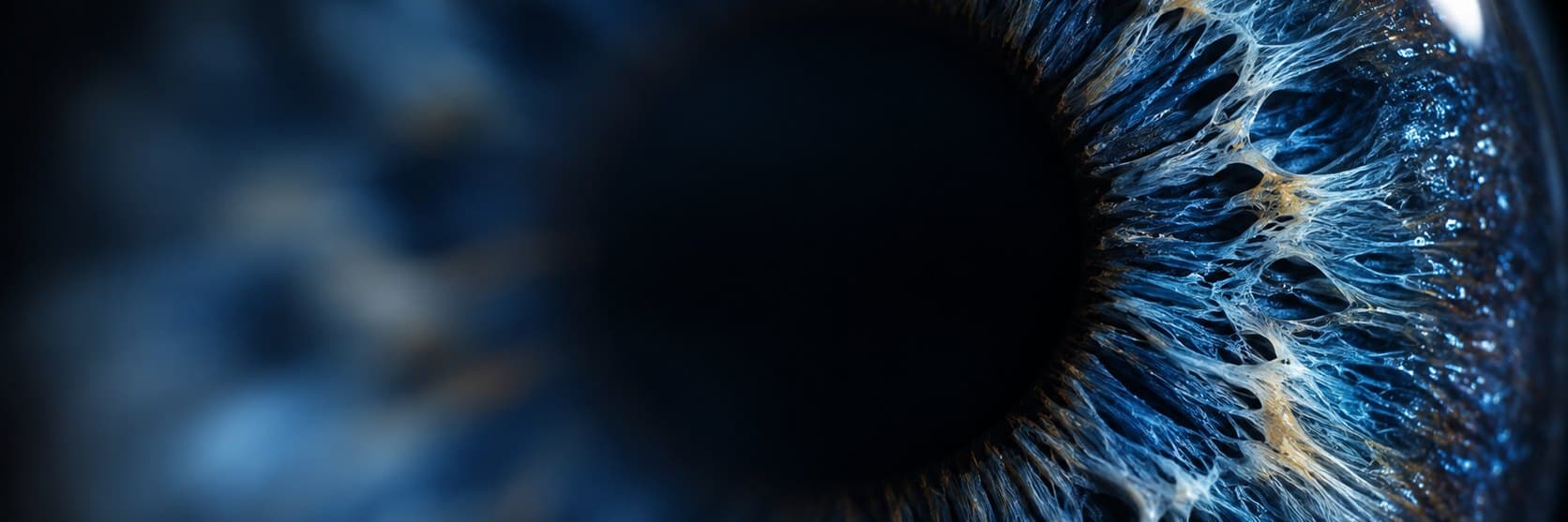 Ilustración de una prótesis ocular sostenida entre los dedos