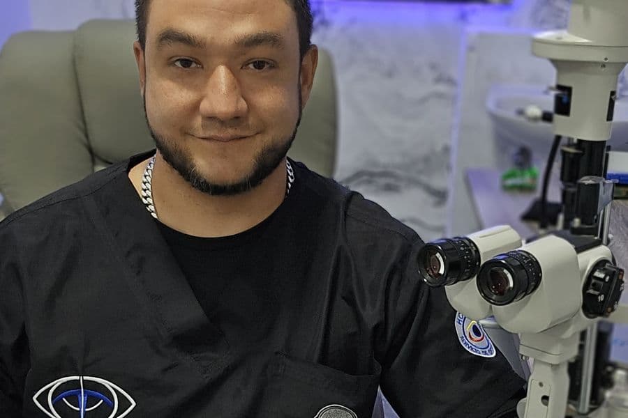 El Dr. Torres en su consultorio, junto al equipo de exploración