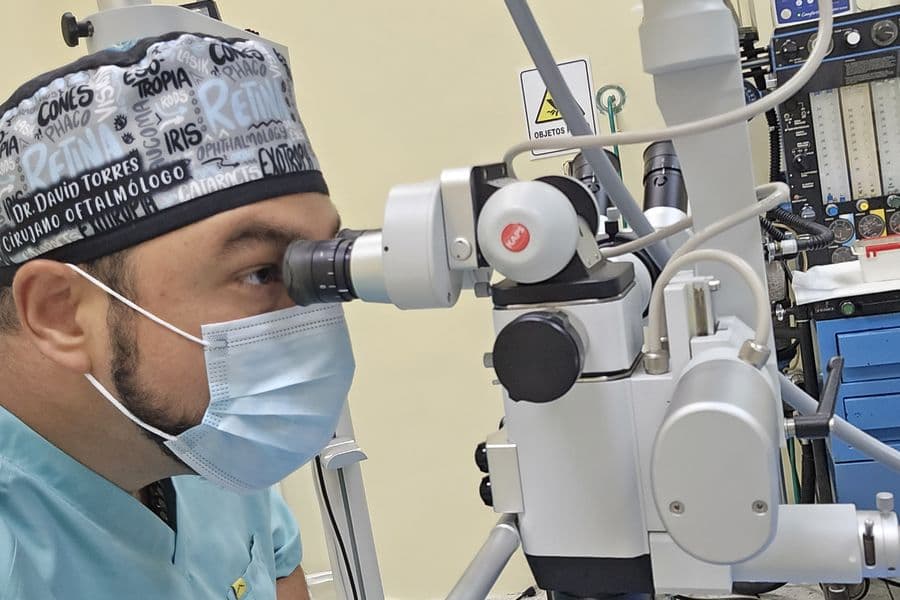 El Dr. Torres operando a través del microscopio quirúrgico