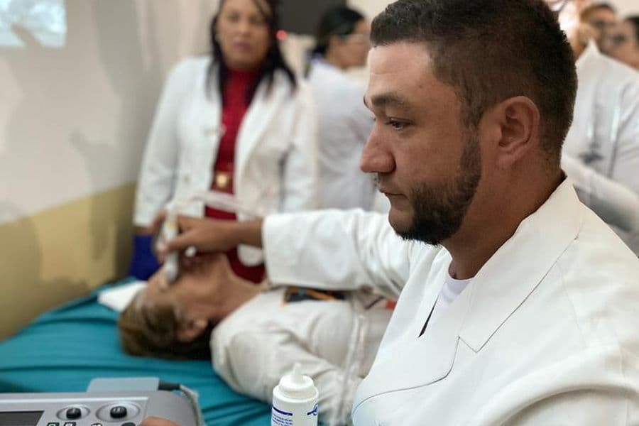 El Dr. Torres enseñando a un grupo de estudiantes de medicina