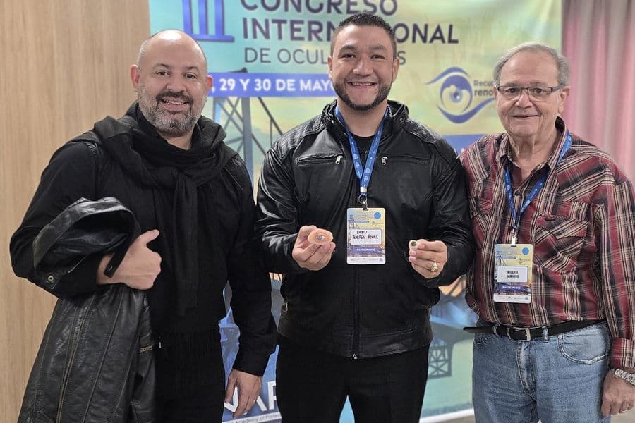 El Dr. Torres con colegas ocularistas en el congreso