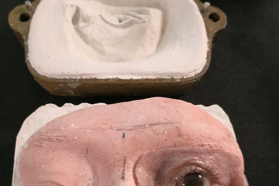 Moldes de yeso y la pieza de resina de una prótesis óculo-palpebral