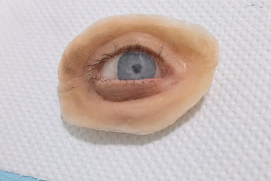 Prótesis óculo-palpebral terminada, con párpados y pestañas