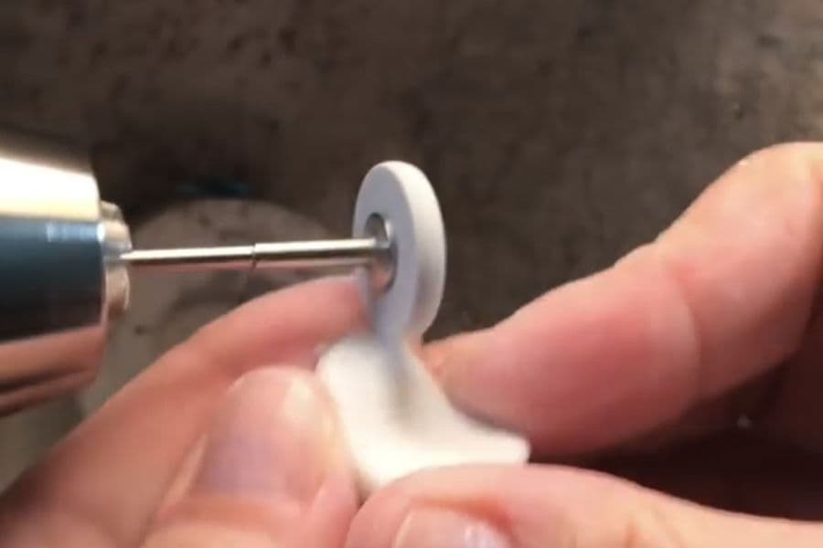 Pulido de la prótesis con una fresa de torno