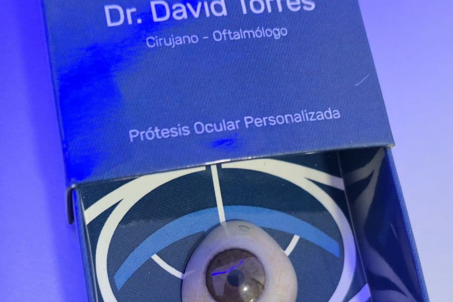 Prótesis ocular presentada en el estuche del consultorio