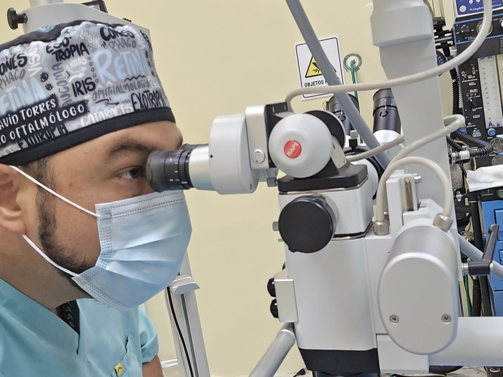 El Dr. Torres operando a través del microscopio quirúrgico