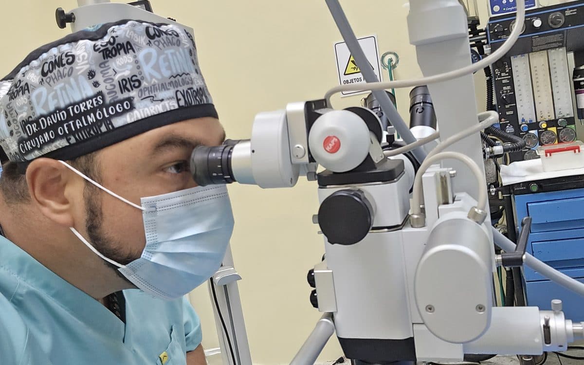El Dr. Torres operando a través del microscopio quirúrgico
